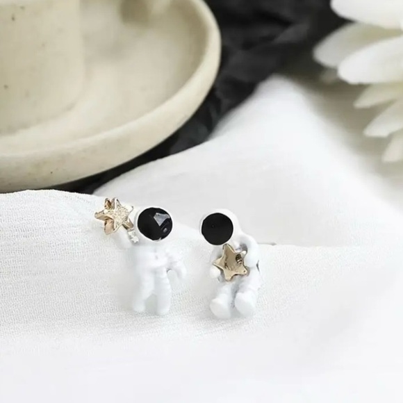 ✨ModCloth Space Joy Astronaut Earrings - Picture 5 of 5